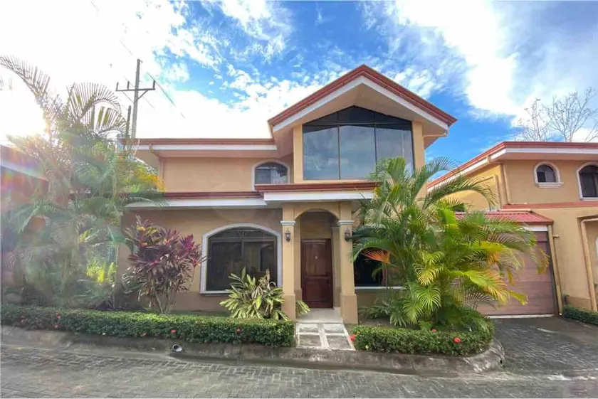 Family oriented house just steps to the beach - Image 1