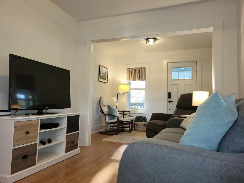 10 Min to City/2 Bedroom/Laundry/Free Parking - Image 1