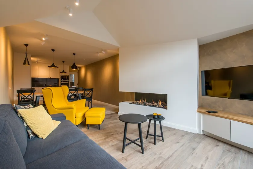 Large holiday house with free parking - Image 1