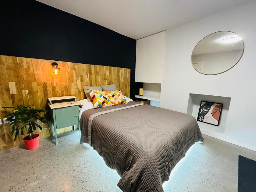City Studio with double bed and underfloor heating - Image 1