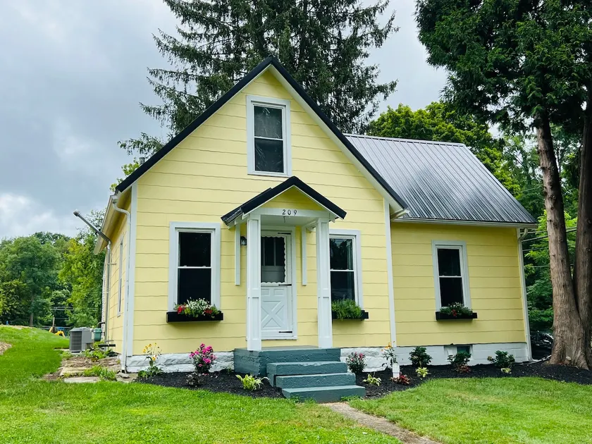 The Cottage on Wiggin is a 3 BR, 2 bath in Gambier - Image 1