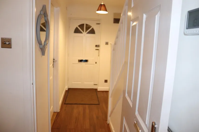 2-bedroom house in historic Rochester with Parking - Image 1