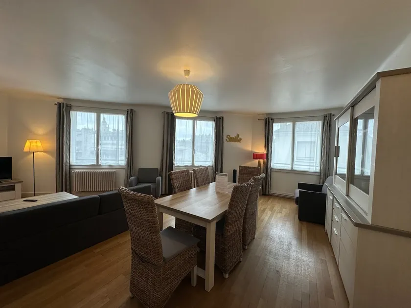 François 1er, Spacious 2-bedroom - Downtown Cozy - Image 1