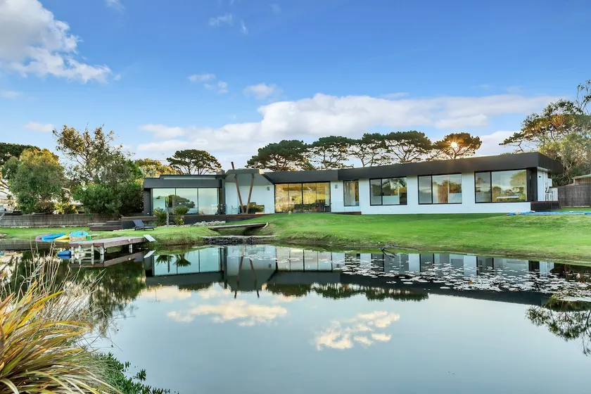 Lakehouse Estate is on 3 acres with private lake - Image 1