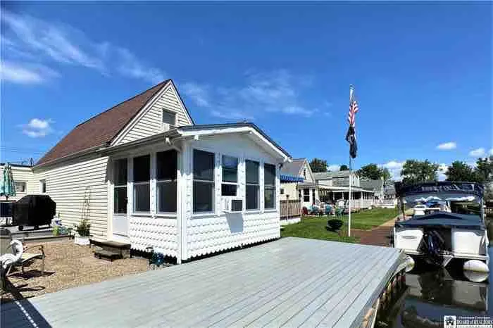 Cozy 2 Bedroom Canal Front Cottage With Private Dock - Image 1