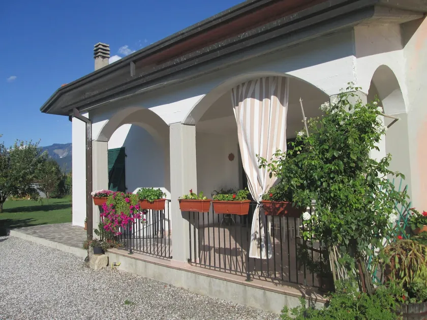Cottage in the countryside near the sea - Image 1