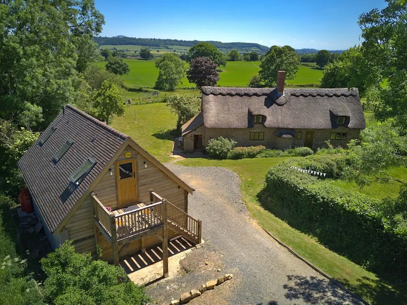 Idyllic retreat, fantastic views with EV charger - Image 1