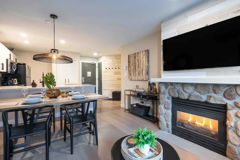 Stylish condo I Village Stroll I Parking I Hot Tub - Image 1