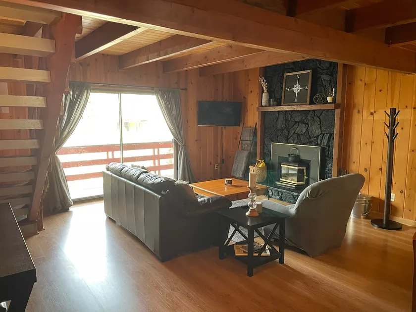 Entire space for 6, just min from local hotspots! - Image 1