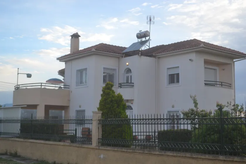 Seaside apartment with private garden - Image 1