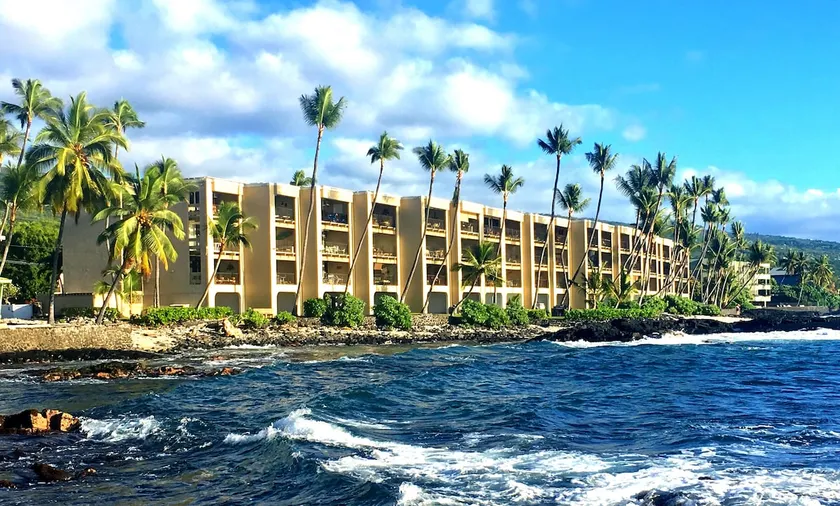 1 BR condo steps from Kona's premier surf break - Image 1