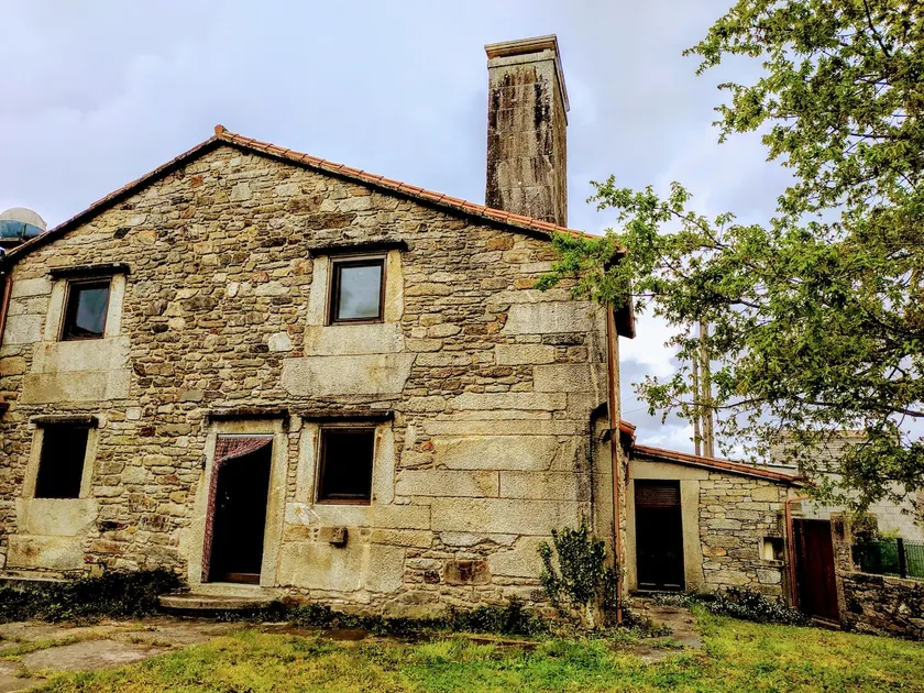 stone house with garden - Image 1