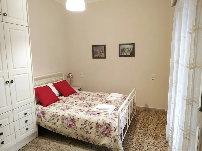 Quiet veranda apartment near city center - Image 1