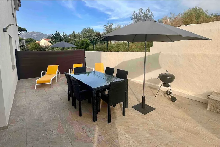 Quiet 3 bedroom with parking and air conditioning - Image 1