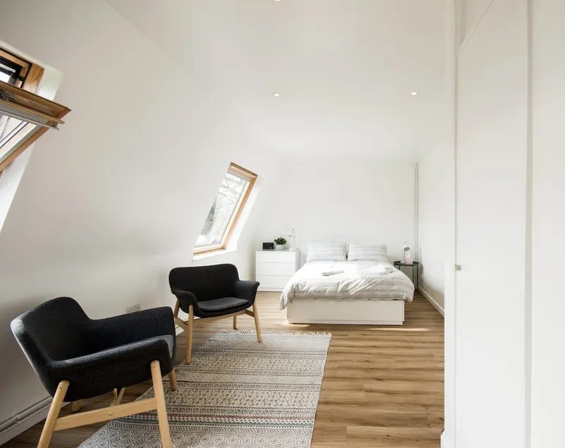 Central modern accommodation in trendy Jericho - Image 1