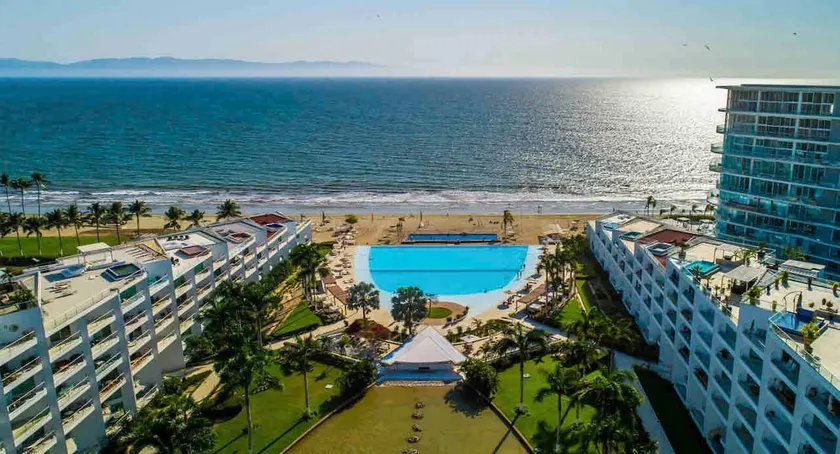 Beach-front spectacular view, sandy beach & beautiful oversize pools - Image 1
