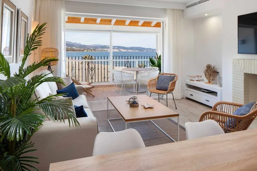 Puerto Banus Frontline Apartment with Amazing Sea Views - Image 1
