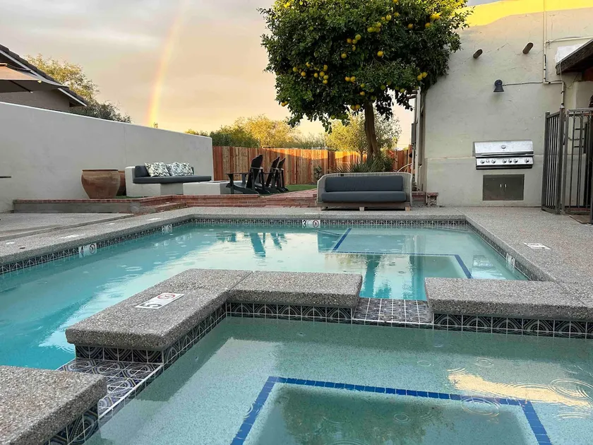 Heated Salt Water Pool with Spa, Fire-pit &BBQ - Image 1