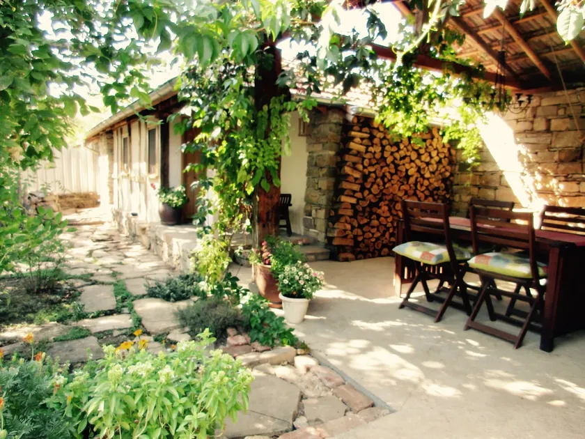 Lavender Lodge in picturesque wine-growing region - Image 1