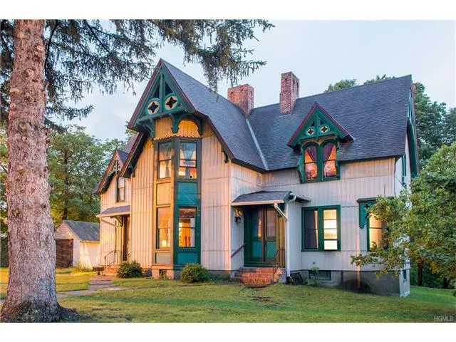 Victorian Manor 1 Block from Warren - Image 1