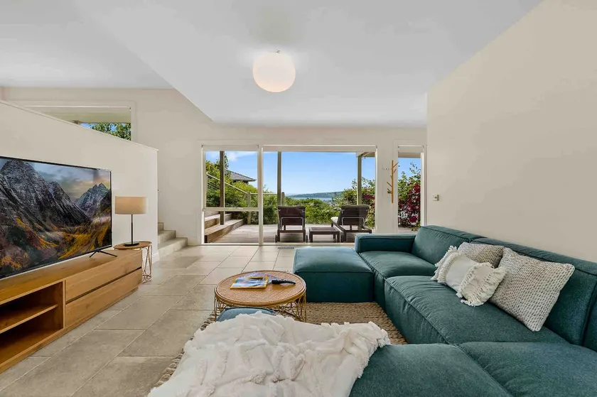 Spacious retreat with ocean views - Image 1