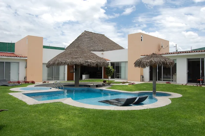 House in Atlixco with a pool. - Image 1