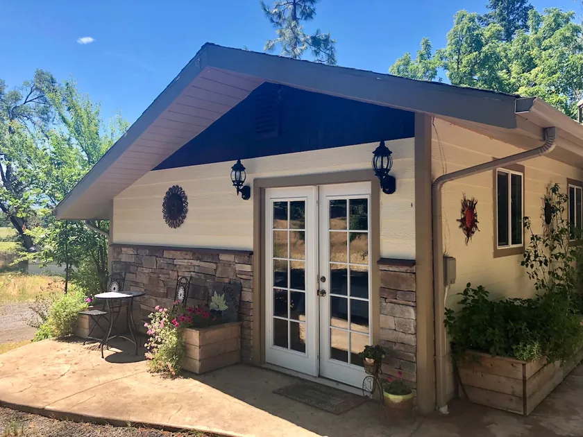 The Hideaway - A Private Entrance Suite - Image 1