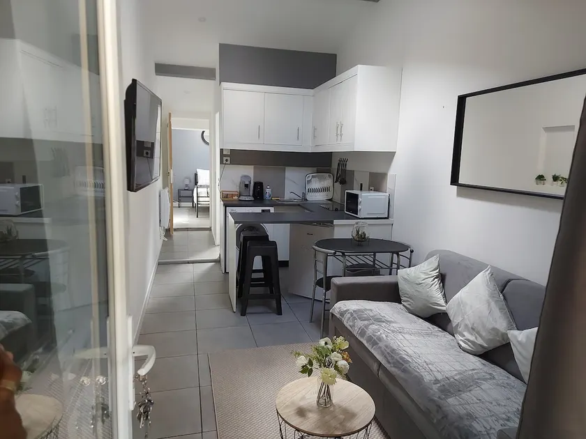 Large studio (annex house) near Paris - Image 1