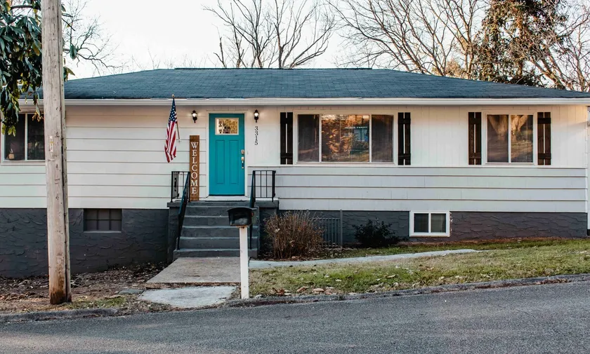 Lively 5 bd 2 1/2 bth pet friendly home minutes from downtown. GAME ROOM 🎱 - Image 1