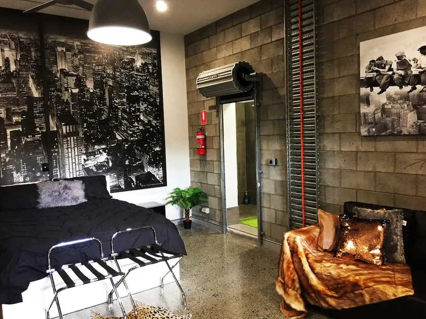 Industrial NYC Style Luxury Studio Aprmt A/C - Image 1