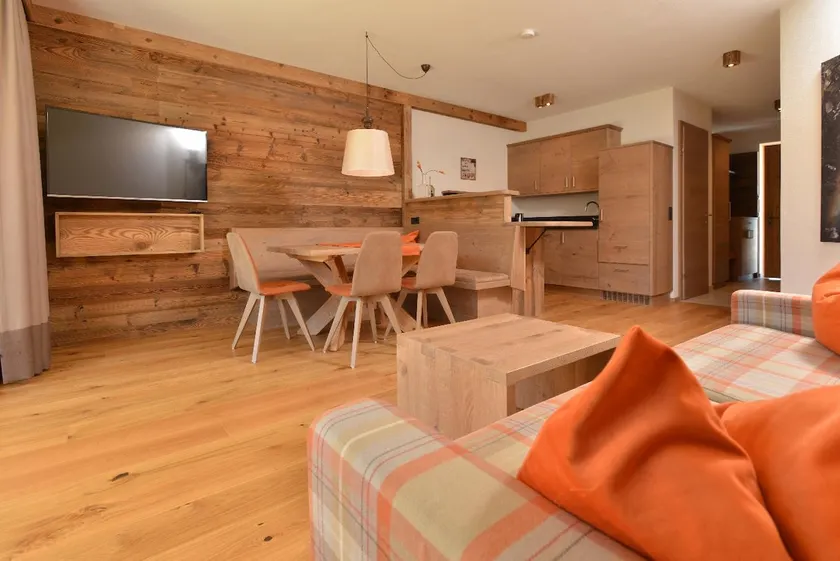 Large apartment with private terrace near the city - Image 1