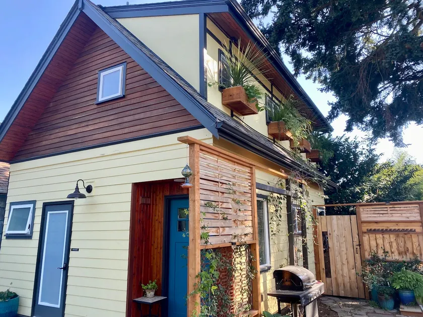 Tucked Inn Cully - Image 1