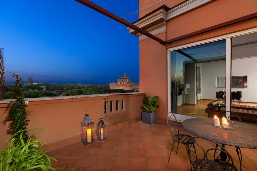 Top Floor Terrace Apartment - Image 1