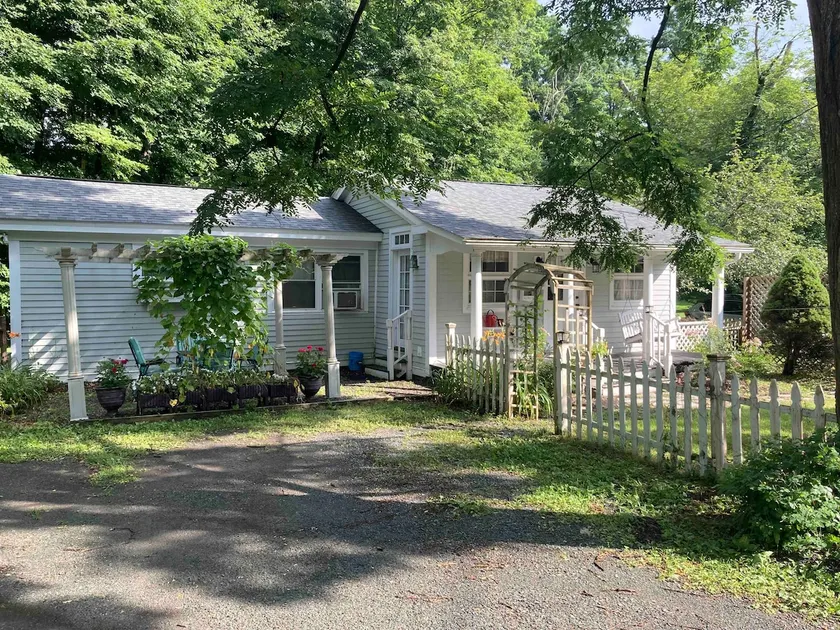 Cozy, charming cottage by the creek w/2 queen beds - Image 1