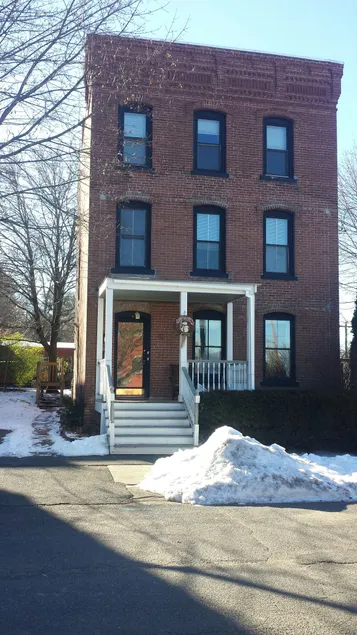Beautifully renovated three bedroom - Image 1