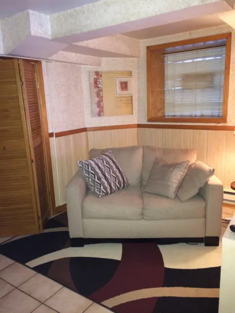 Cozy Studio Apt. Home-5 Min. to U of C - Image 1