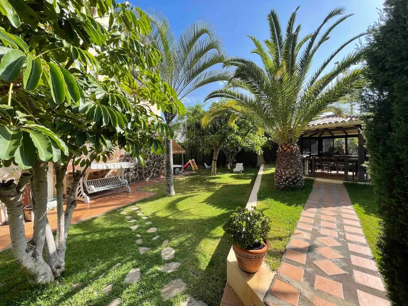 A beautiful house with a private garden - Image 1