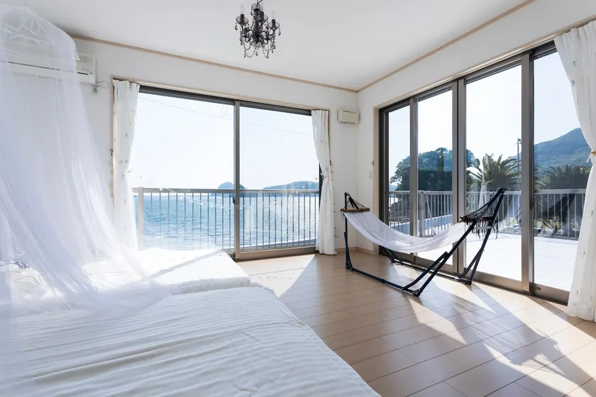 Same price for up to 10 adults + 4 children ~ Great value for large groups ~ Elegant for small groups ~ BBQ available, pets allowed, ocean view - Image 1