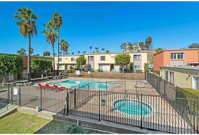 DISCOUNTs- King bed • Gated, AC. Pool • Central - Image 1