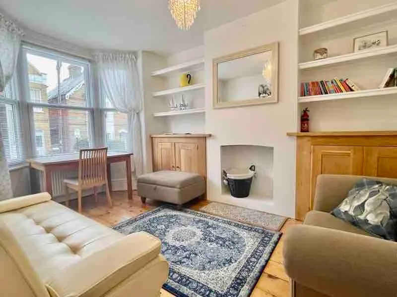 Captain's Quarters - Heart of Cowes - sleeps 11 - Image 1