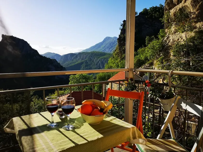 Small village house Mareta (Omis - Podašpilje) - Image 1