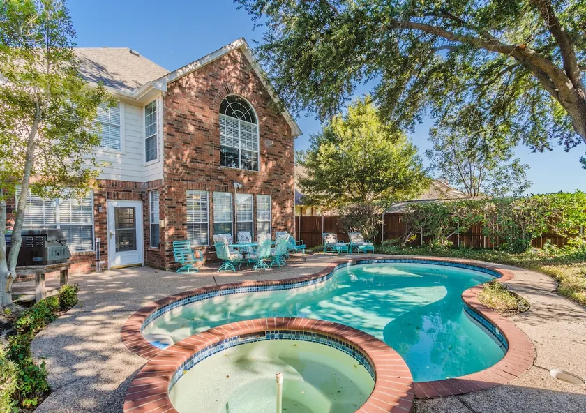 Family-friendly 5 BD w/ Pool in Plano - Image 1