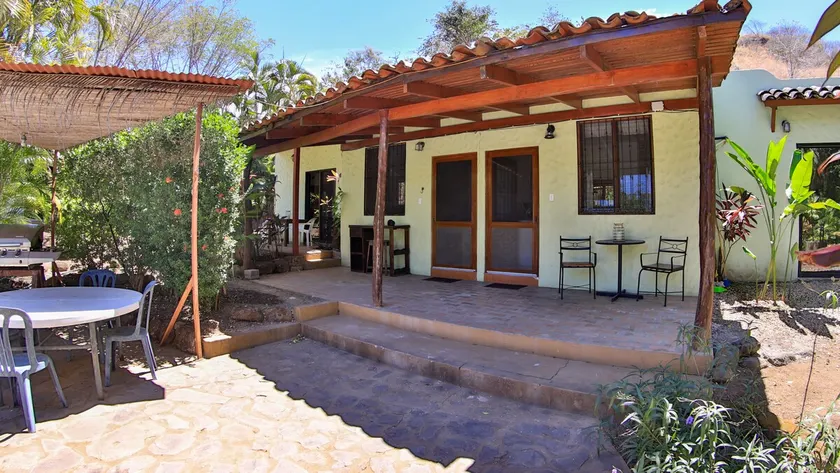 Poolside cottage, sleeps 2, location location - Image 1