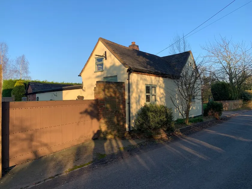 Character Self-contained Cottage - Image 1
