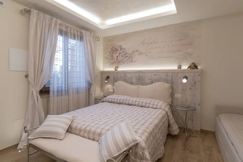 Elegant room with outdoor space in Assisi - Image 1