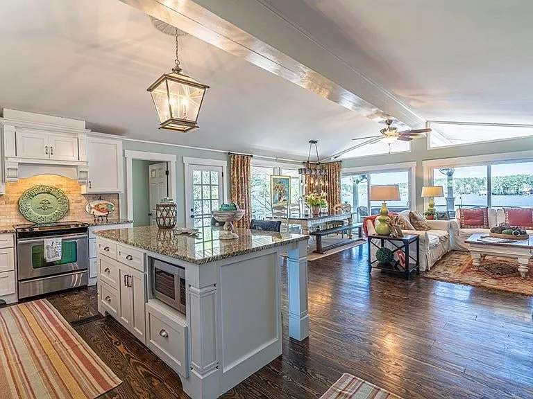 Feel Like Home – 3 Bedrooms | 6 Beds | Sleeps 10 - Image 1