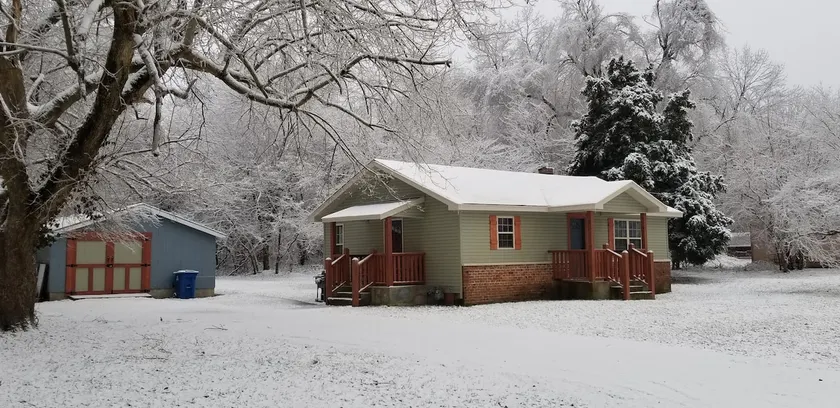 Fresh and cozy home in semi-country setting! - Image 1