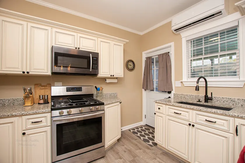 Cottage on Elm - Image 1