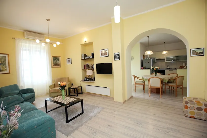 Spacious Apartment in a Charming Small Town - Image 1