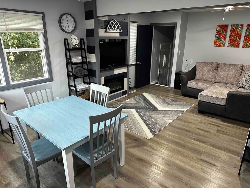 Cheerful newly remodeled 1- queen bedroom - Image 1